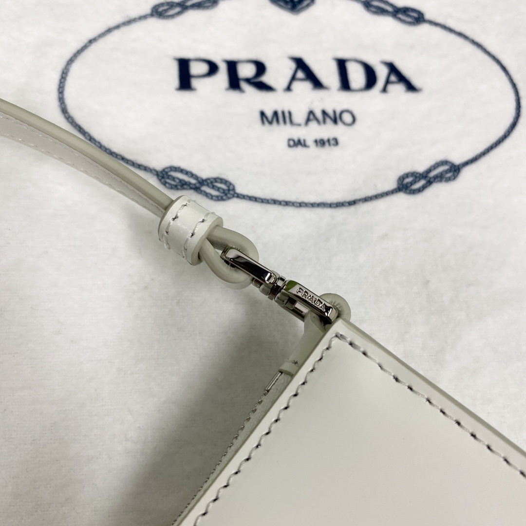 【P900】Prada包包批发 普拉达白色进口牛皮新款腋下包单肩女包CM