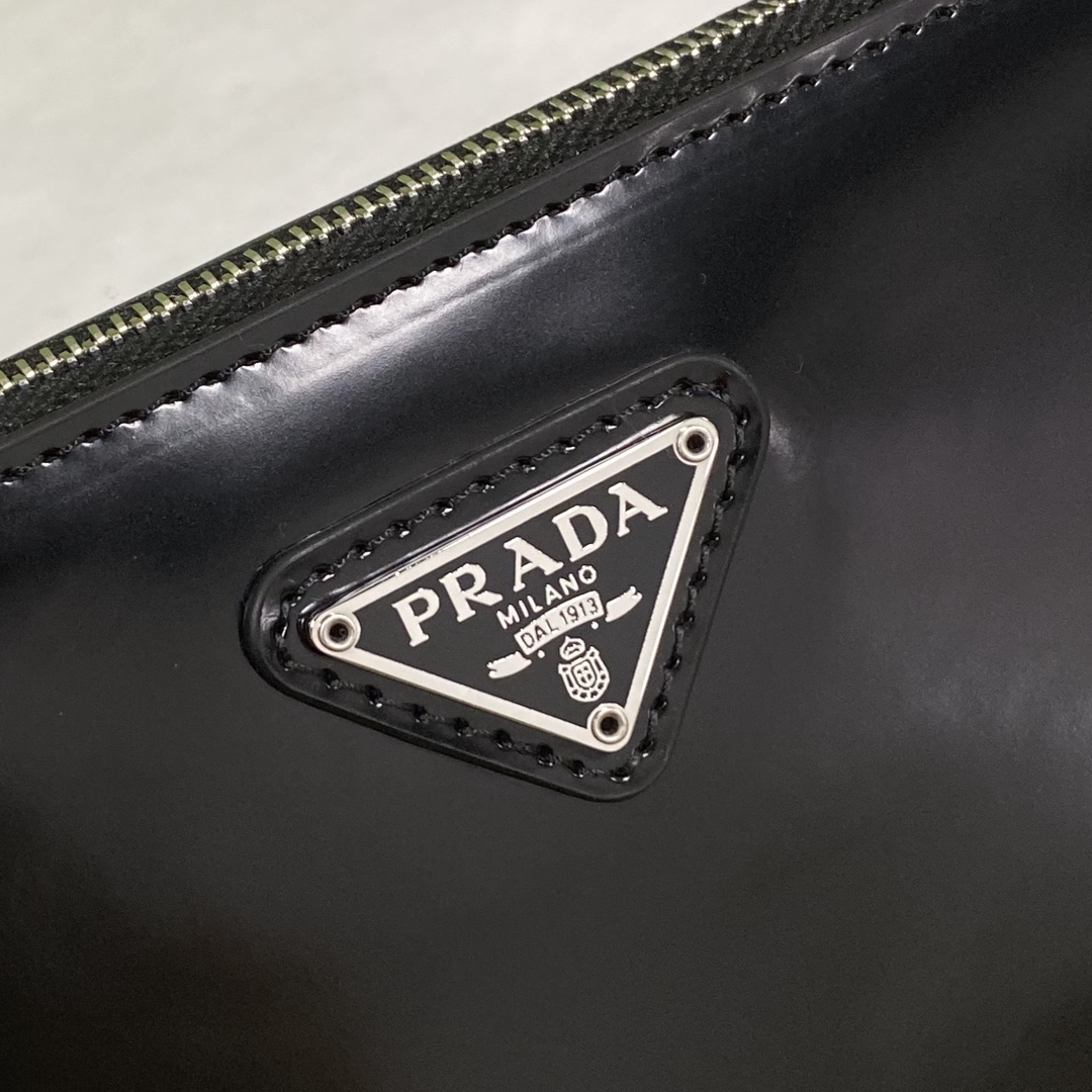 【P900】普拉达新款包包 Prada简约进口皮料单肩包腋下包20CM 黑色